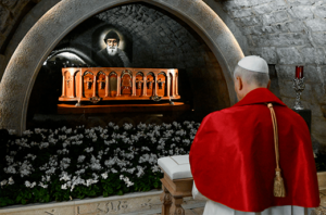 Papa reza no túmulo de São Charbel pelo Líbano e pela paz no mundo