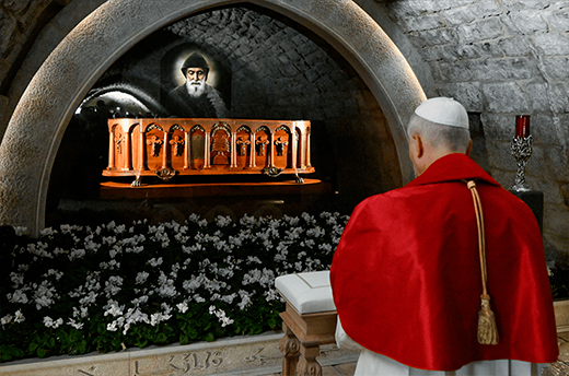 Papa reza no túmulo de São Charbel pelo Líbano e pela paz no mundo